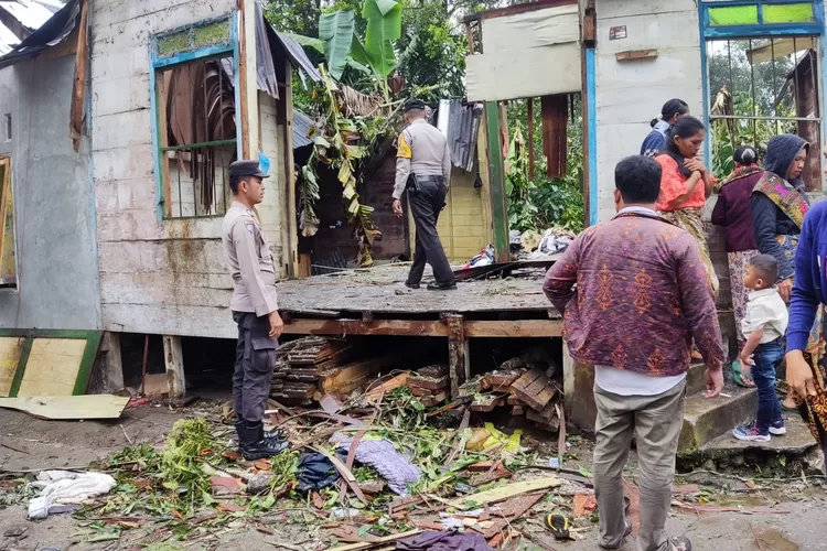 Kondisi rumah korban yang tertimpa pohon tumbang (Realitasonline.id/MN)