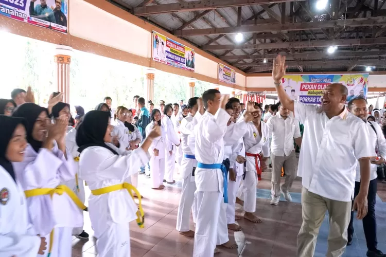 Plt Bupati Langkat H. Syah Afandin, SH menghadiri Pekan Olahraga Kabupaten (PORKAB) Langkat Tahun 2023, bertempat di Margaslima Stabat, Rabu 06 Desember 2023. (Realitasonline.id/kominfo)