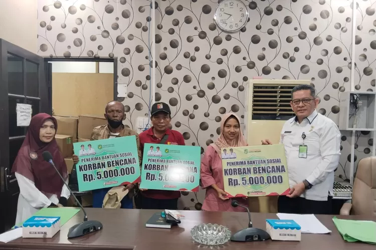 Penyerahan bantuan secara simbolis diserahkan kembali oleh Walikota Medan yang diwakili Kadis Sosial Khoiruddin Rangkuti, di kantor dinas tersebut pada Rabu (6/12/2023). (Realitasonline.id/kominfo)
