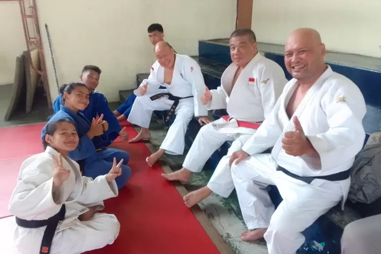 Pelatih judo Sumut asal Jakarta Bambang Prakoso (duduk tengah) sedang memberi arahan kepada atlet judo usai latihan.   (Realitasonline.id/kim)