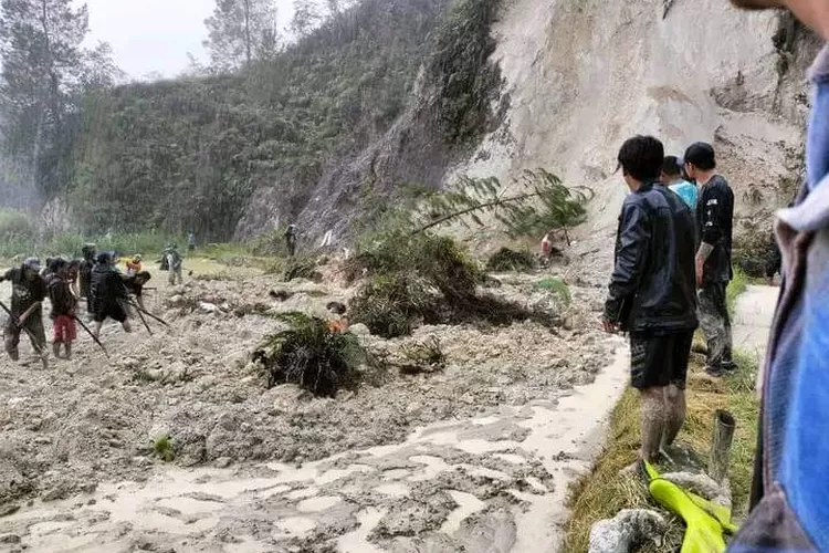 Warga dan petugas melakukan pencarian korban dan berhasil ditemukan dalam kondisi tidak bernyawa.  (Realitasonline.id/tangkap layar warga)