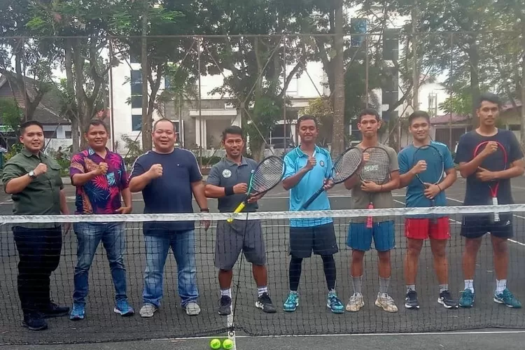 Pengprov Pelti Sumut bersama pada petenis yang akan diturunkan pada PON XXI (Realitasonline.id/kim)