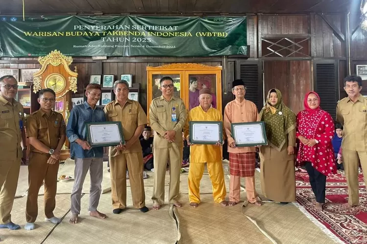 Pemkab Beltim terima sertifikat Bebanjor Jadi WBTB dari Kemendikbud Ristek (Realitasonline.id/kominfo)