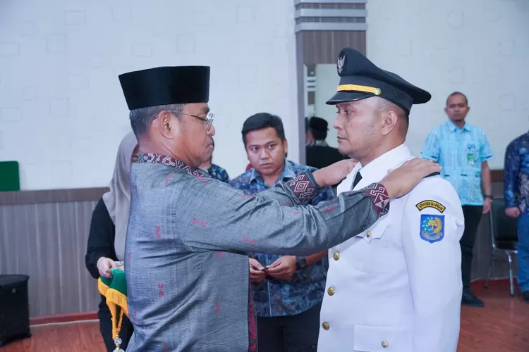 Sekda Kota Medan Wiriya Alrahman mewakili Walikota Bobby Nasution melantik dan mengambil sumpah 10 pejabat manajerial Kota Medan, Jumat (8/12/2023). (Realitasonline.id/kominfo)