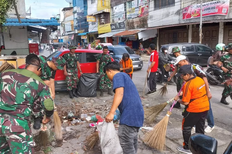 Gelar Karya Bakti TNI, Personil Kodim 0201/Medan bersama jajaran Pemko Medan bersihkan Pasar Petisah Medan, Jumat (8/12/2023). (Realitasonline/kominfo)