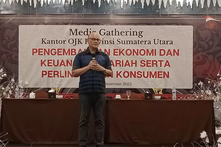 Deputi Direktur Pengawasan Lembaga Jasa Keuangan Kantor Otoritas Jasa Keuangan (OJK) Provinsi Sumatera Utara, Anton Purba. (Realitasonline/HZ)