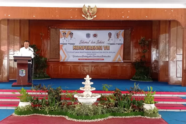 Ketua PWI Sumut membuka Koferensi PWI Kota Binjai (Realitasonline.id/fai)