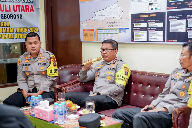 Kapoldasu Agung Setya Imam Efendi menyampaikan paparan di Polsek Siborong-borong yang diikuti Kapolres Taput-Toba serta jajaran.  (Realitasonline.id/MN)