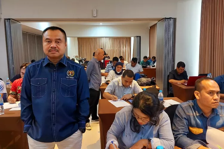 Ketua PWI Sumut saat mengawasi peserta ujian kenaikan status anggota PWI dari status muda ke biasa, baru-baru ini (Realitasonline.id/sug)