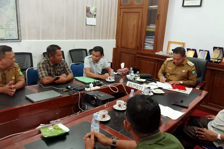 Keuchik Ujung Tanah Fauzan Adami, didampingi Camat Lembah Sabil, saat menghadap Pj Bupati Abdya, melaporkan terkait musibah yang dialami warganya di Negara Malaysia. Senin (11/12/2023).