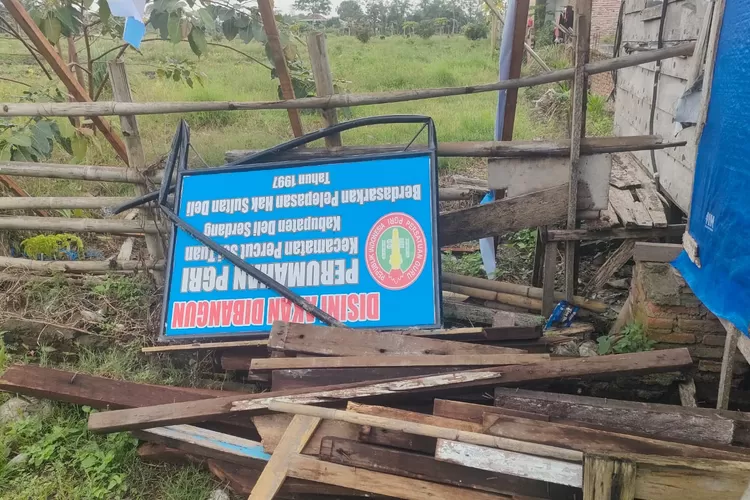 Plang PGRI yang ditumbang PTPN2  karena berdiri di lahan HGU 152 Sampali