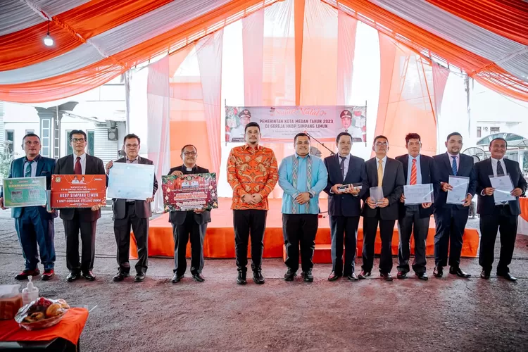 Walikota Bobby Nasution menghadiri Safari Natal di Gereja HKBP Simpang Limun Medan, Minggu (10/12/2023). (Realitasonline.id/kominfo)