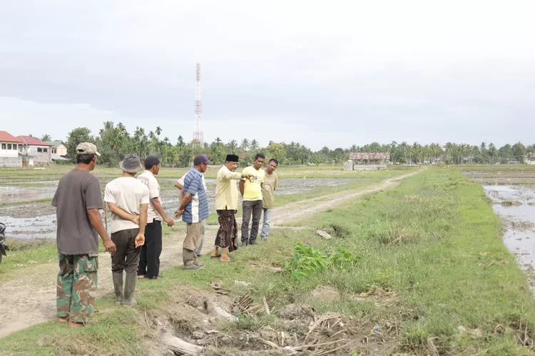 Dirut PT Takabeya Perkasa Group, H Mukhlis (tiga dari kanan) mengamati saluran yang akan dibersihkan. (Realitasonline.id/AJ)