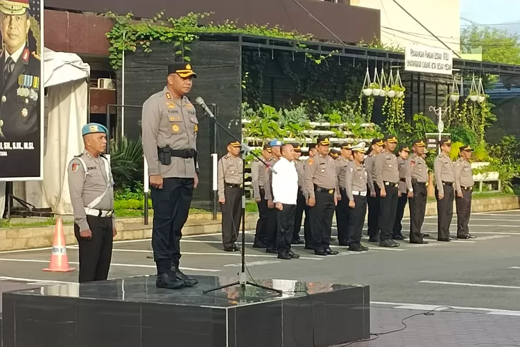 Wakapolrestabes Medan AKBP Dr Yudhi Hery Setiawan memimpin apel terakhir di Mapolrestabes, Senin (11/12/2023)