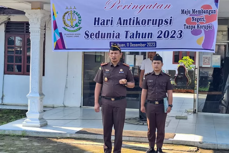    Kajari Palas Teuku Herizal, SH,MH, pimpin Apel Hakordia 2023, Senin (11/12/2023).   (Realitasonline.id/SS )