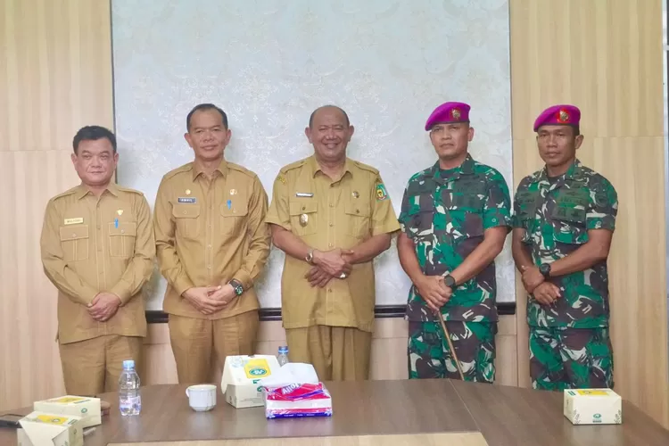 Plt Bupati Langkat menerima audiensi dari Danyon Marinir 8 Harimau Putih bertempat di Ruang Kerja Wakil Bupati Langkat, Senin (11/12/2023). (Realitasonline.id/AA)