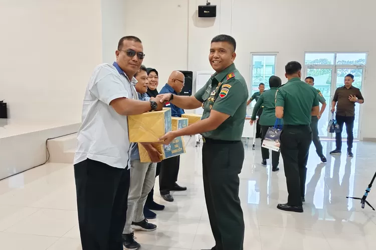 Danrem 022/PT Kol.Inf Agustatius Sitepu memberikan tali asih kepada rekan media sebagai bentuk apresiasi hubungan kemitraan  (Realitasonline.id/SS)