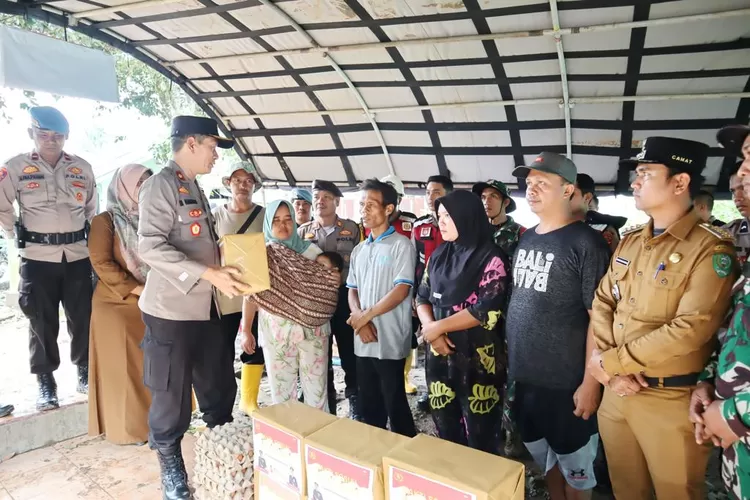 Serahkan: Waka Polres Padangsidimpuan Kompol Maju Harahap, SH, didampingi Kabag SDM AKP Antonius Alexander Putra Piliang, SH, MH menyerahkan bantuan sembako dan pengobatan gratis kepada korban bencana longsor di Dusun I dan II Desa Simatohir, Kecamatan Padangsidimpuan Angkola Julu. Selasa (12/12/202 (Realitasonline.id/riswandi)