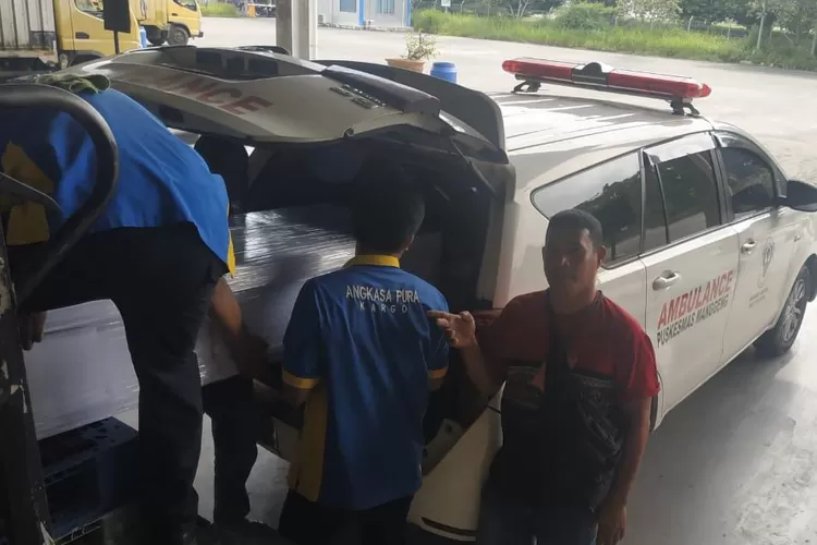 Peti jenazah almarhum Asriadi (29 tahun), warga Desa Ujung Tanah, Kecamatan Lembah Sabil, Kabupaten Abdya, tiba di bandara Kualanamu (Realitasonline.id/dok)