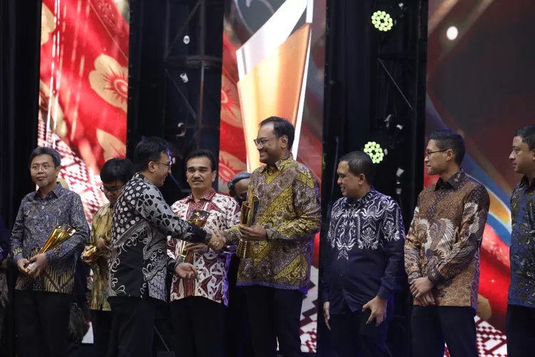   Terima: Direktur &amp; Chief Financial Officer (CFO) PTAR  Noviandri menerima penghargaan yang diserahkan Kepala Balai Besar Pengujian Mineral dan Batubara Kementerian ESDM Julian Ambassadur Shiddiq.   (Realitasonline/dok)