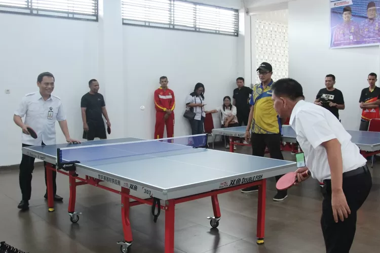 Meriahkan HUT Ke-52 Korpri, ASN Pemko Medan ikuti turnamen tenis meja. (Realitasonline.id/AY)