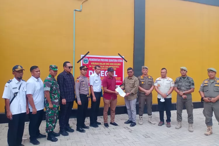 Tim terpadu Pemprovsu dan Pemkab Langkat menutup tempat hiburan malam OKG, karena tidak memiliki izin operasional (Realitasonline.id/MA)