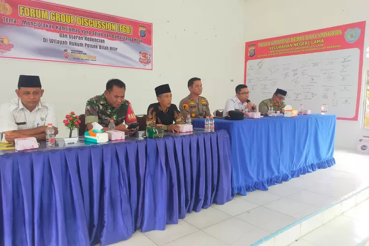 Camat Bilah Hilir Ridwansyah putra S.sos saat memberikan materi Kepada peserta FDG  berlangsung di Balai Kelurahan Negeri Lama  Labuhanbatu.   (Realitasonline.id/SR)