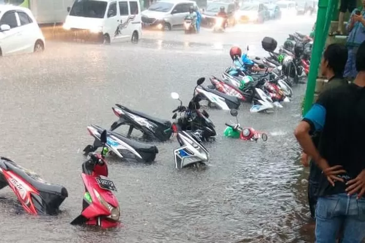 Potret sepeda motor yang terendam banjir (Astra Motor)