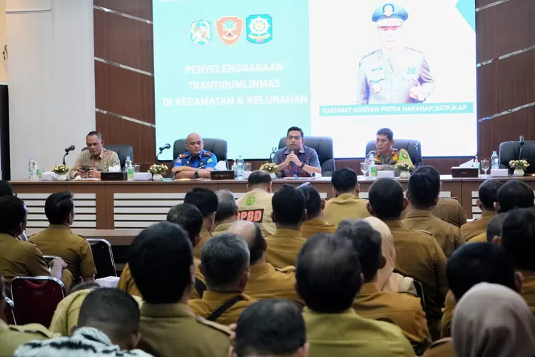 Rapat koordinasi kesiapan menjaga Trantibumlinmas di kota Medan dipimpin Asisten Administrasi Umum Setda Kota Medan, Ferri Ichsan di Balai Kota, Jum'at (15/12/2023). (Realitasonline.id/humas)