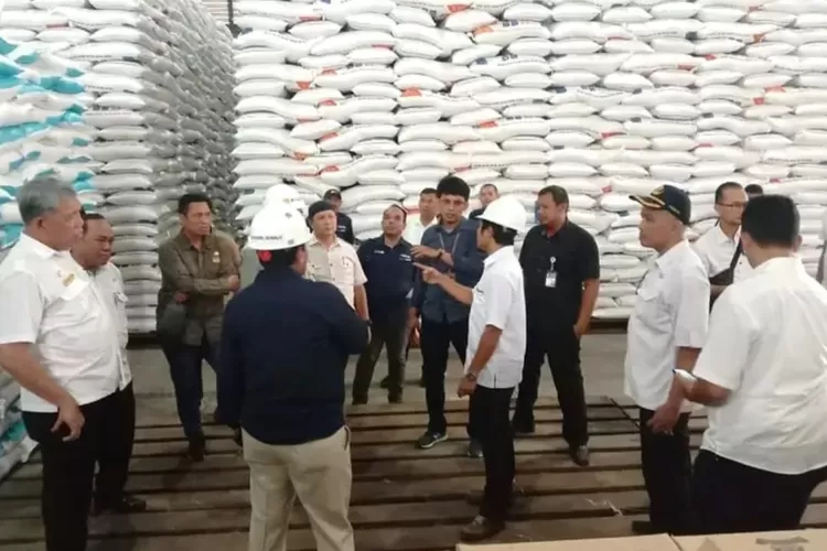 KPPU Kanwil I beserta Satgas Pangan Bareskrim Polri melakukan sidak pasar di beberapa titik lokasi pasar dan produsen serta Perum Bulog Sumatera Utara. (Realitasonline.id/hz)
