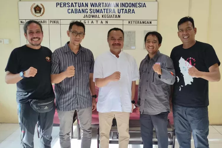 Pengurus  Pewarta Foto Indonesia Medan diabadikan bersama Ketua PWI Sumut, Farianda Putra Sinik (tengah)  kunjungan silaturahmi (Realitasonline.id/sug)