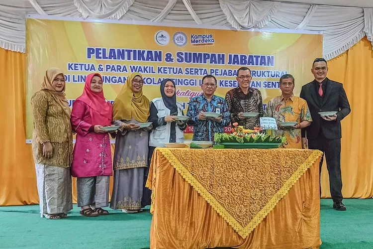  POTO BERSAMA: Pj. Wali Kota Padangsidimpuan Dr. H. Letnan Dalimunthe, SKM, M.Kes, diwakili Staf Ahli Bidang Ekonomi dan Pembangunan, Ir. Parimpunan Siregar, poto bersama usai acara pelantikan Ketua dan Wakil Ketua serta Pejabat Struktural STIKes Sentral Padangsidimpuan yang digelar di Aula STIKes S (Realitasinline.id/Riswandi)
