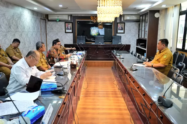 Sebanyak 7 orang peserta seleksi terbuka Jabatan Pimpinan Tinggi (JPT) Pratama Pemko Medan ikuti tes penulisan makalah dan wawancara. (Realitasonlone.id/kominfo)