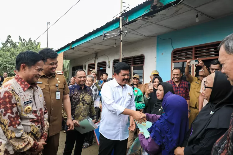 Walikota Medan Bobby Nasution bersama Menteri  Agraria dan Tata Ruang/Kepala Badan Pertanahan Nasional (ATR/BPN) Hadi Tjahjanto bagi sertifikat PTSL kepada warga Medan Tembung. (Realitasonline.id/kominfo)