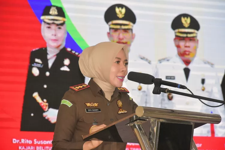 Kajari Beltim Rita Susanti Memberikan Apresiasi kepada Diskotikdansa atas peluncuran Aplikasi Mentudong Beltim   (Realitasonline.id/Kominfo)