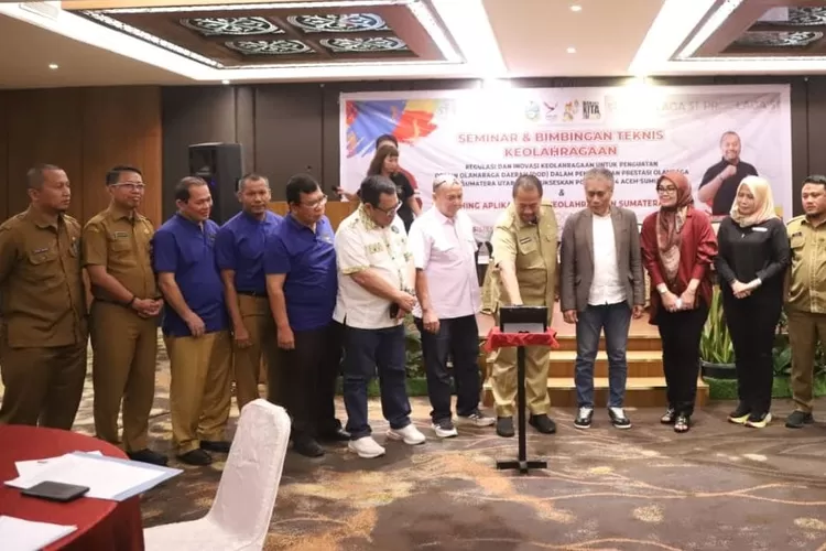 Kadispora Sumut, H Baharuddin Siagian, menekan tombol tanda diluncurkannya Siprolaga.