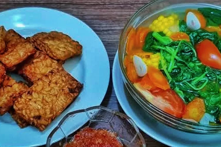 Sambal Tempe dan Sayur Bening Bayam. (Tangkapan layar YT )