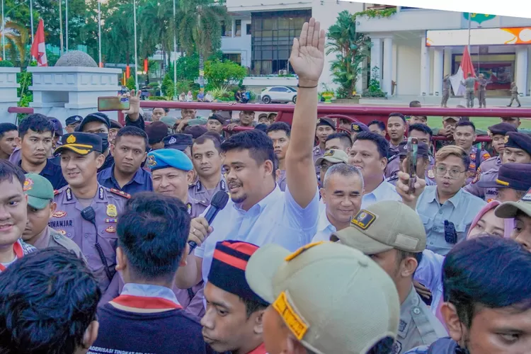 Walikota Medan Bobby Nasution menghampiri ratusan massa aksi pendemo dari GMNI di depan Balai Kota Medan, Rabu (20/12/2023) (Realitasonline.id/kominfo)