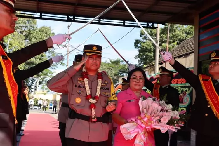  Kapolres Labuhanbatu yang baru AKBP Dr Brenhard L Malau SIK MH disambut dengan pedang pora  (Realitasonline.id/sofyan)