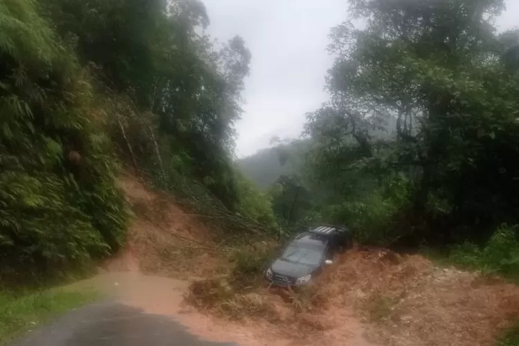   Terperosok : Mobil terperosok ketika mencoba melewati runtuhan longsoran dan sudah berhasil dievakuasi.   (Realitasonline.id/MN)