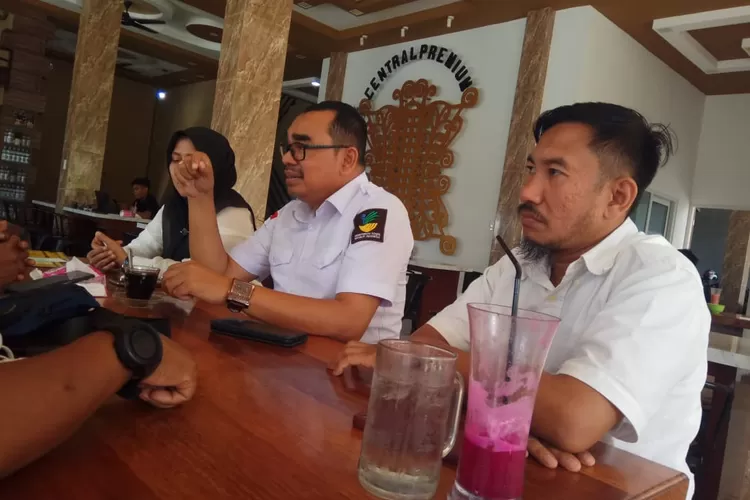 Koordinator PKH Bireuen, Faisal A Wahab (tengah) (Realitasonline.id/zul)