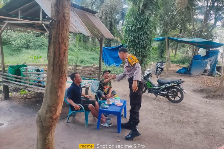 Kasat Samapta AKP Daniel P Sinaga menyambangi warga (Realitasonline.id/GS)