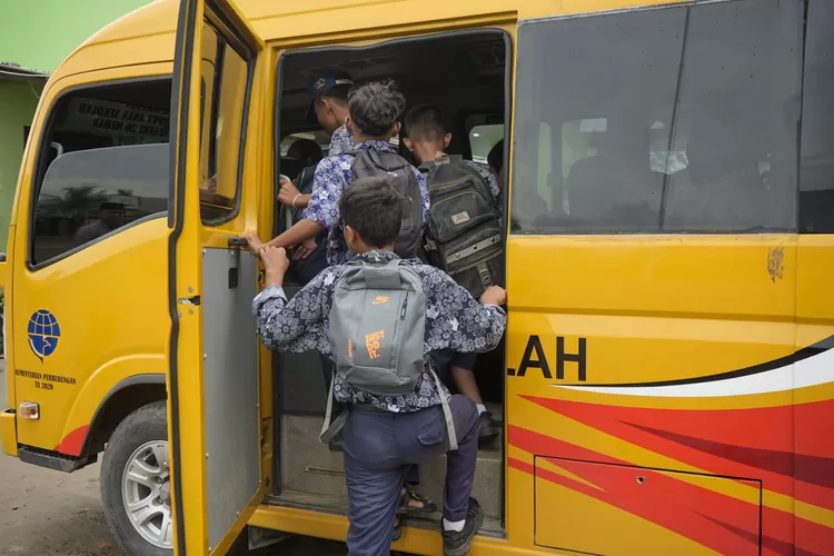 Pemerintah Kota Medan menyiapkan 3 unit bus sekolah gratis di Kelurahan Belawan Sicanang, Kecamatan Medan Belawan.  (Realitasonline.id/kominfo)