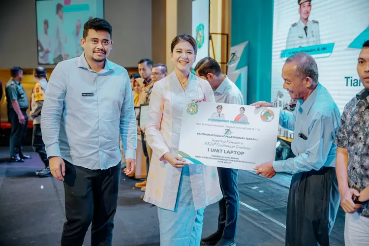 Bobby Nasution didampingi istri Kahiyang Ayu serahkan hadiah saat hadiri Harkopnas 2023.   (Realitasonline.id/kominfo)