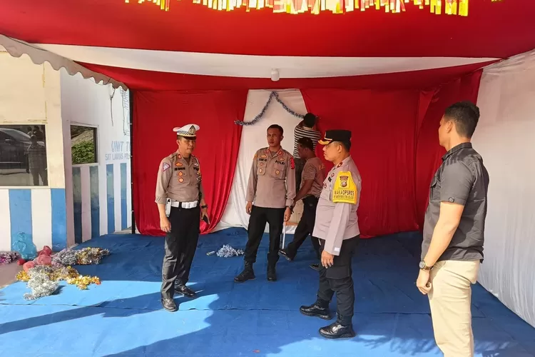 Wakapolres Batubara Kompol Imam Alriyuddin S.H., M.H., didampingi Kabag Ops, Kasat Intel, dan Kasat Lantas AKP HW Siahaan S.H., kamis (21/12/2023) melakukan pengecekan kesiapan Pos Pam dan Pos Yan  (Realitasonline.id/GS)