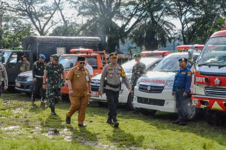 Lilin Toba : Pj Wali Kota Padangsidimpuan diwakili Plh. Sekda Kota Padangsidimpuan Rahuddin Harahap, didampingi Waka Polres Padangsidimpuan Kompol Maju Harahap, memeriksa pasukan pada upacara gelar pasukan Operasi Lilin Toba 2023, Kamis (21/12/2023).   (Realitasonline/Riswandy )
