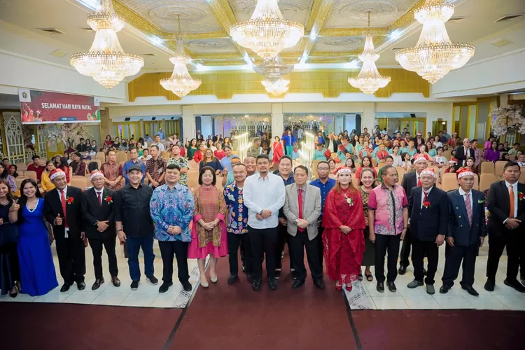 Walikota Medan Bobby Nasution  poto bersama saat menghadiri perayaan Natal PWI Sumut (Realitasonline.id/kominfo)