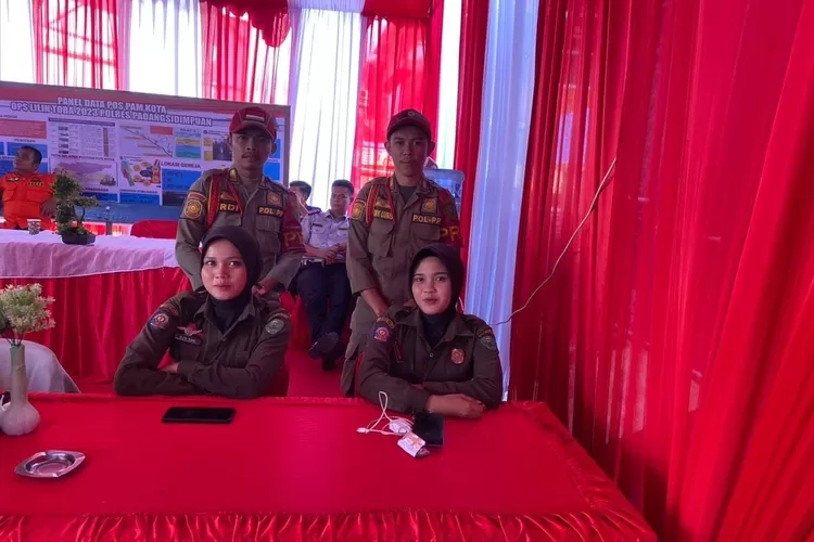 PENGAMANAN : PersonEl Satpol PP Kota Padangsidimpuan saat melakukan penjagaan di Pos PAM, dalam rangka Operasi Lilin Toba 2023 dan pengamanan Nataru, Sabtu (23/12/2023).   (Realitasonline/Riswandy )