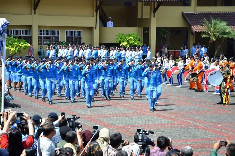 SMA Taruna Nusantara ini yang berlokasi di Magelang, Jawa Tengah ini sudah lama terkenal dengan sistem pendidikannya yang berkualitas dna masuk dalam jajaran SMA terbaik di Indonesia.