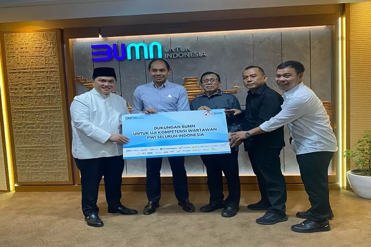 Menteri BUMN menyerahkan bantuan dukungan penyelenggaraan Kick-of UKW PWI Seluruh Indonesia (Realitasonline.id/Dok)